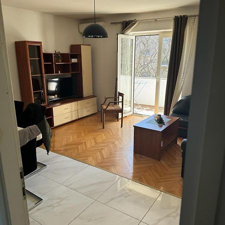 Appartamento Yakov Free Public Parking And Balcony Zara Esterno foto