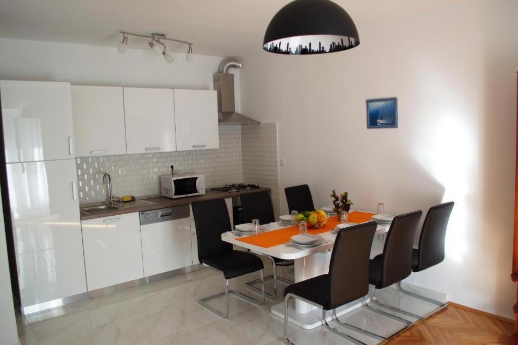 Appartamento Yakov Free Public Parking And Balcony Zara Esterno foto