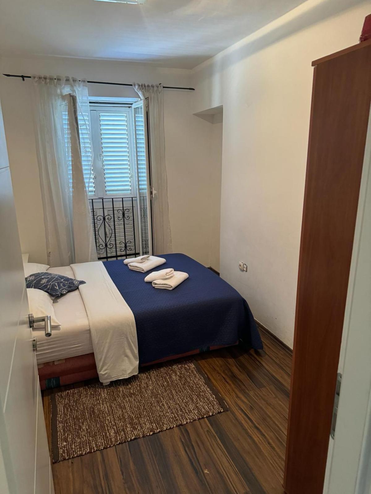 Appartamento Yakov Free Public Parking And Balcony Zara Esterno foto