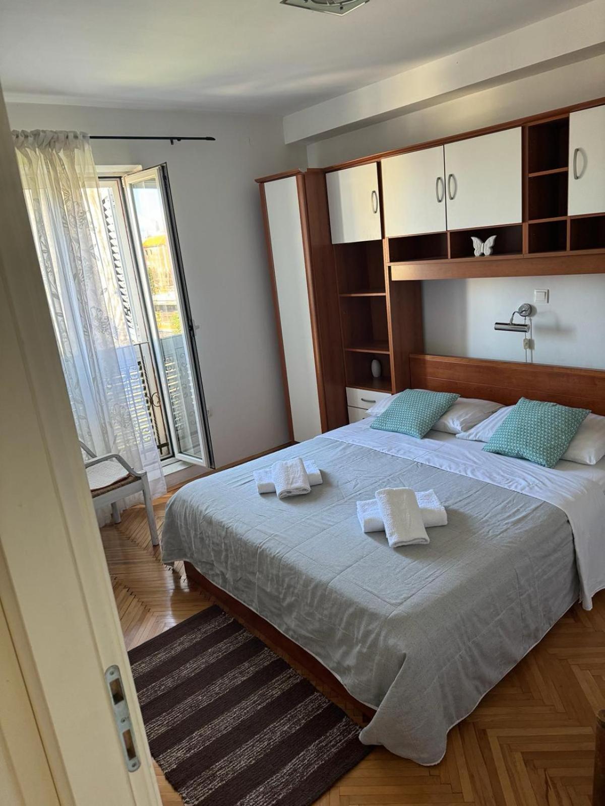 Appartamento Yakov Free Public Parking And Balcony Zara Esterno foto